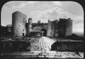 plaque de verre photographique ; château de Duras, entrée prise de la cour