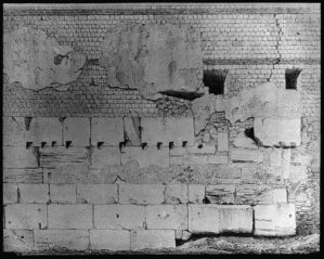 diapositive sur verre ; mur romain - Rue des Trois canards (L. Drouyn) ; mur romain rue des Trois Canards (titre de l'œuvre reproduite)