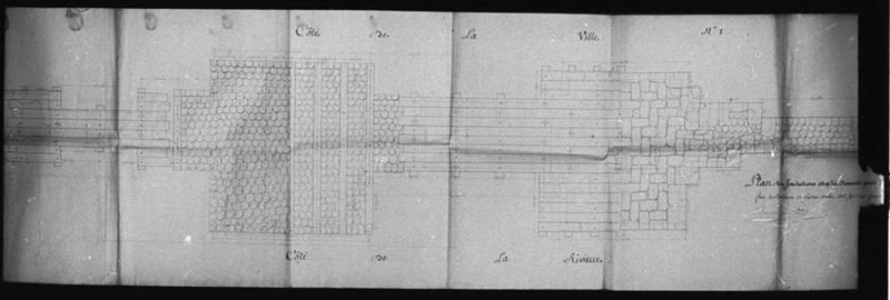 diapositive sur verre ; Porte de Bourgogne - Plan des fondations (7 Octobre 1750). Arch.dép. ; Plan des fondations de la Nouvelle Porte (titre de l'œuvre reproduite)