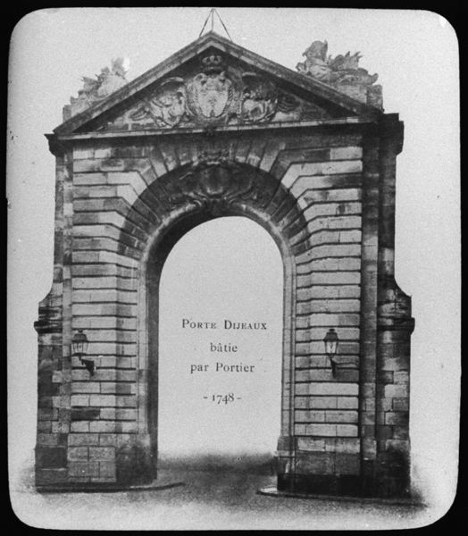 diapositive sur verre ; Porte Dijeaux (d'après le plan de Lattré 1760) ; Porte Dijeaux bâtie par Portier- 1748" (titre de l'œuvre reproduite)