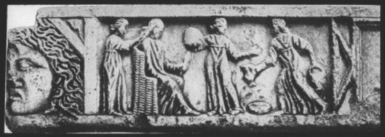 plaque de verre photographique ; Couvercle de sarcophage : toilette d’une dame romaine, Trousic [?] à  St Hilaire Lusignan Grand (Lot et Gar) Espérandieu n°1253
