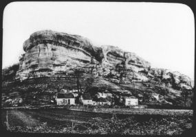 plaque de verre photographique ; Promontoire rocheux de Font-de-Gaume (entrée de la caverne à droite), (Capitan et Breuil,  La cav. de F. de G., 1910, pl. XXXIX)  