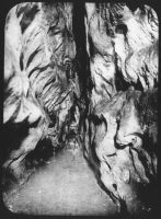 plaque de verre photographique ; Caverne de Font-de-Gaume : galerie principale. Au fond, le Rubicon. étroit passage menant à la galerie des fresques, (Capitan et Breuil,  La Caverne de F de G., pl XLIII)  