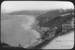 plaque de verre photographique ; Guéthary - les falaises et la plage, noté sur la carte postale : vue de la plage, Photo Ouvrard, Biarritz
