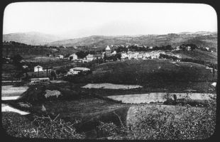 plaque de verre photographique ; Un paysage basque : Sare et les palomières d’Etchalar