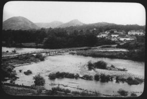 plaque de verre photographique ; Les environs de Tardets : Abense ; le pont à chevalets