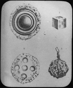 plaque de verre photographique ; Cimetière de Terre Nègre, Miroir, Amulettes