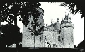 plaque de verre photographique ; Combourg : château : côté donnant sur l'étang