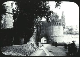 plaque de verre photographique ; Fougères : le château : Porte Saint-Sulpice