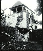 plaque de verre photographique ; Fougères : le château : la chapelle,Tour de Coigny