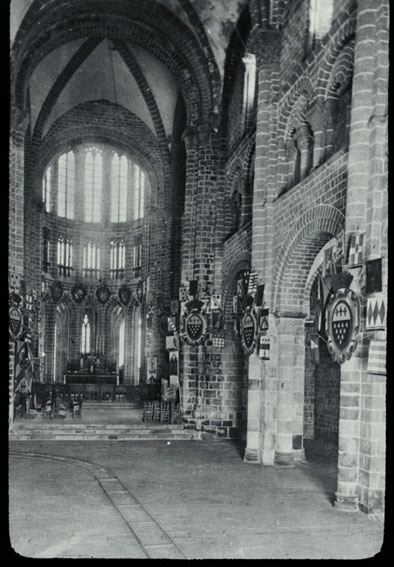 plaque de verre photographique ; Mont-Saint-Michel (Le) : l'église : intérieur