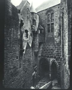 plaque de verre photographique ; Mont-Saint-Michel (Le) : La Merveille : cour