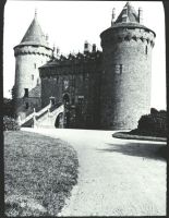 plaque de verre photographique ; Combourg : château : entrée