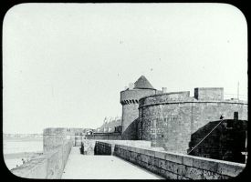 plaque de verre photographique ; Saint-Malo : les remparts : tour "Quic en groigne"