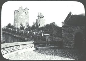 plaque de verre photographique ; Fougères : le château : vue prise de la courtine