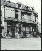 plaque de verre photographique ; Fougères : vieilles maisons place de la Halle