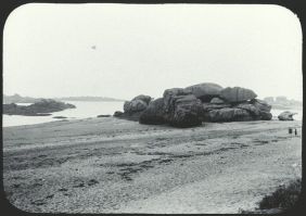plaque de verre photographique ; Trégastel : rochers sur la plage