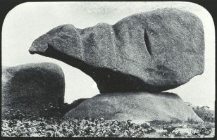 plaque de verre photographique ; Perros-Guirec : Ploumanach : la roche branlante