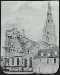 plaque de verre photographique ; Guingamp : place, église Notre-Dame-de-Bon-Secours