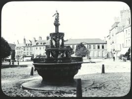 plaque de verre photographique ; Guingamp : fontaine du duc Pierre