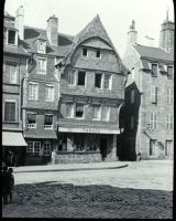 plaque de verre photographique ; Guingamp : vieille maison sur la place du centre