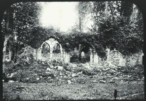 plaque de verre photographique ; Jugon-les-Lacs : abbaye de Bosquen : cloître