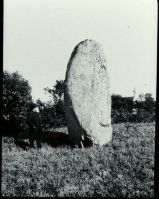 plaque de verre photographique ; Jugon-les-Lacs : menhir de Saint-Miriel