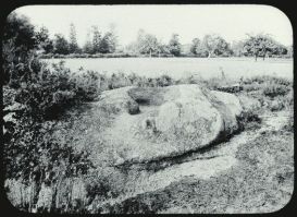 plaque de verre photographique ; Jugon-les-acs : la pierre à bassin de St-Miriel