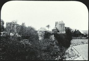 plaque de verre photographique ; Jugon-les-Lacs : ruines du château, maison XVIème