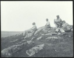 plaque de verre photographique ; Ile-aux-Moines : pêcheurs au repos