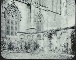 plaque de verre photographique ; Vannes : cathédrale Saint-Pierre : cloître