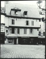plaque de verre photographique ; Vannes : place Henri IV : vieilles maisons
