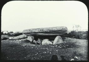 plaque de verre photographique ; Locmariaquer : dolmen de la "Table des marchands"