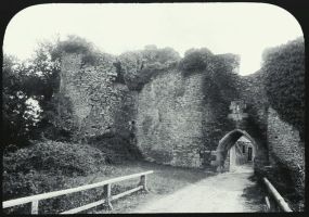 plaque de verre photographique ; Concoret : château Compère : entrée XIII et XIVème