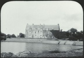 plaque de verre photographique ; Concoret : château Compère : construction du XVIIè