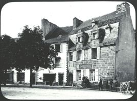 plaque de verre photographique ; Carhaix-Plouguer : place de la mairie : maison XVI