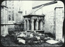 plaque de verre photographique ; Loqueffret : Saint-Herbot : église : ossuaire