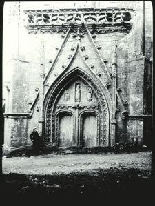 plaque de verre photographique ; Loqueffret : Saint-Herbot : église : porte principale