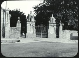 plaque de verre photographique ; Saint-Pol-de-Léon : cimetière : entrée