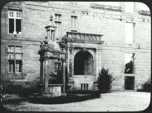 plaque de verre photographique ; Saint-Vougay : château de Kerjean : puits
