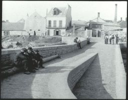 plaque de verre photographique ; Concarneau : vieux pêcheurs sur le quai