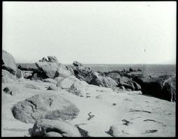 plaque de verre photographique ; Fouesnant : Beg-Meil : rochers sur la plage