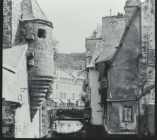 plaque de verre photographique ; Quimper : vieilles maisons sur le Steir