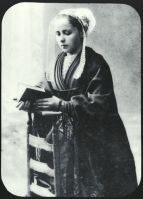 plaque de verre photographique ; Saint-Thégonnec : costume féminin