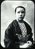 plaque de verre photographique ; Landivisiau, Saint-Thégonnec : costume féminin