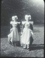 plaque de verre photographique ; Pont-Aven : costumes féminins