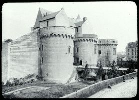 plaque de verre photographique ; Nantes : château : entrée