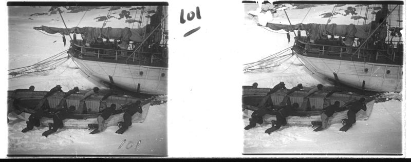 plaque de verre photographique ; De retour à bord du français - on rembarque la baleinière qui avait servi au raid et que nous avions traîné à 5 hommes Charcot - Gourdon - Pléneau- et les matelots Rallier du Baty et Besnard
