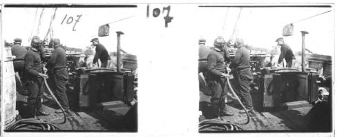 plaque de verre photographique ; L’appareillage pour quitter le port d’hivernage et continuer la campagne d’été de 1905 (26 décembre 1904)
