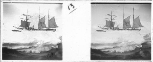 plaque de verre photographique ; Le Français arrêté dans la banquise autour de l’Ile Wandel, où il a hiverné